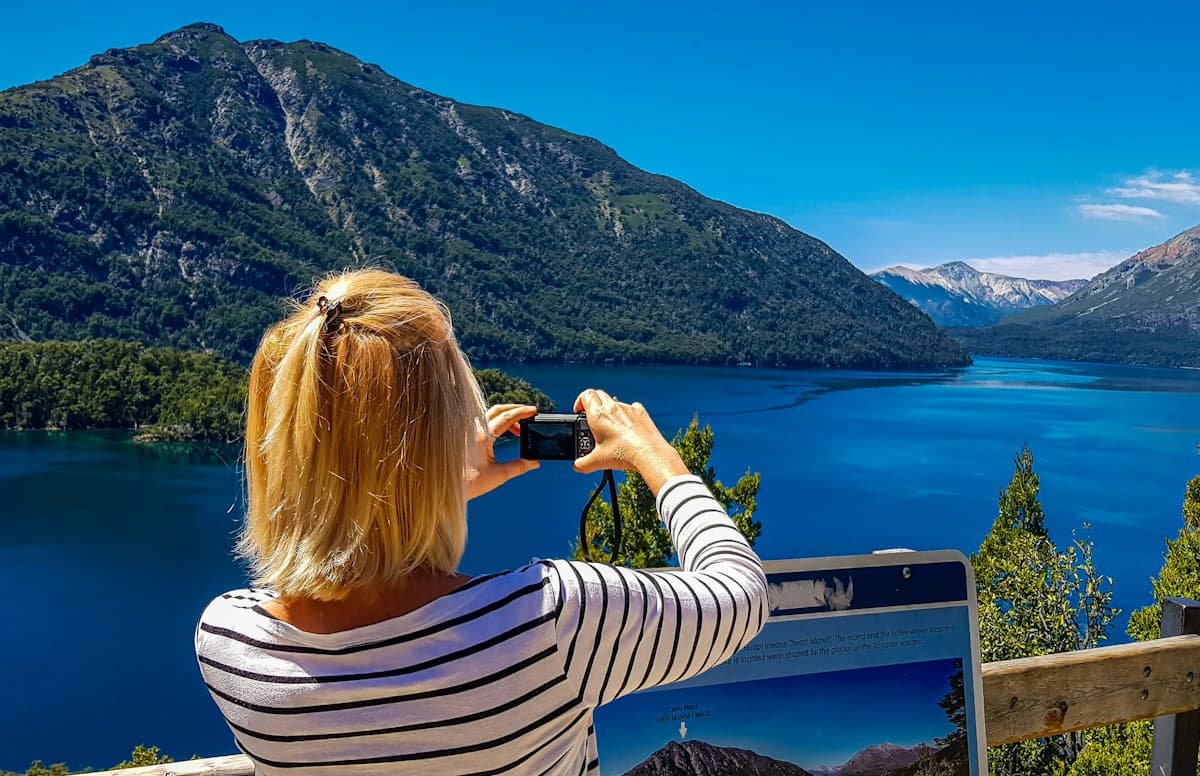 Mirador sobre un lago entre montañas
