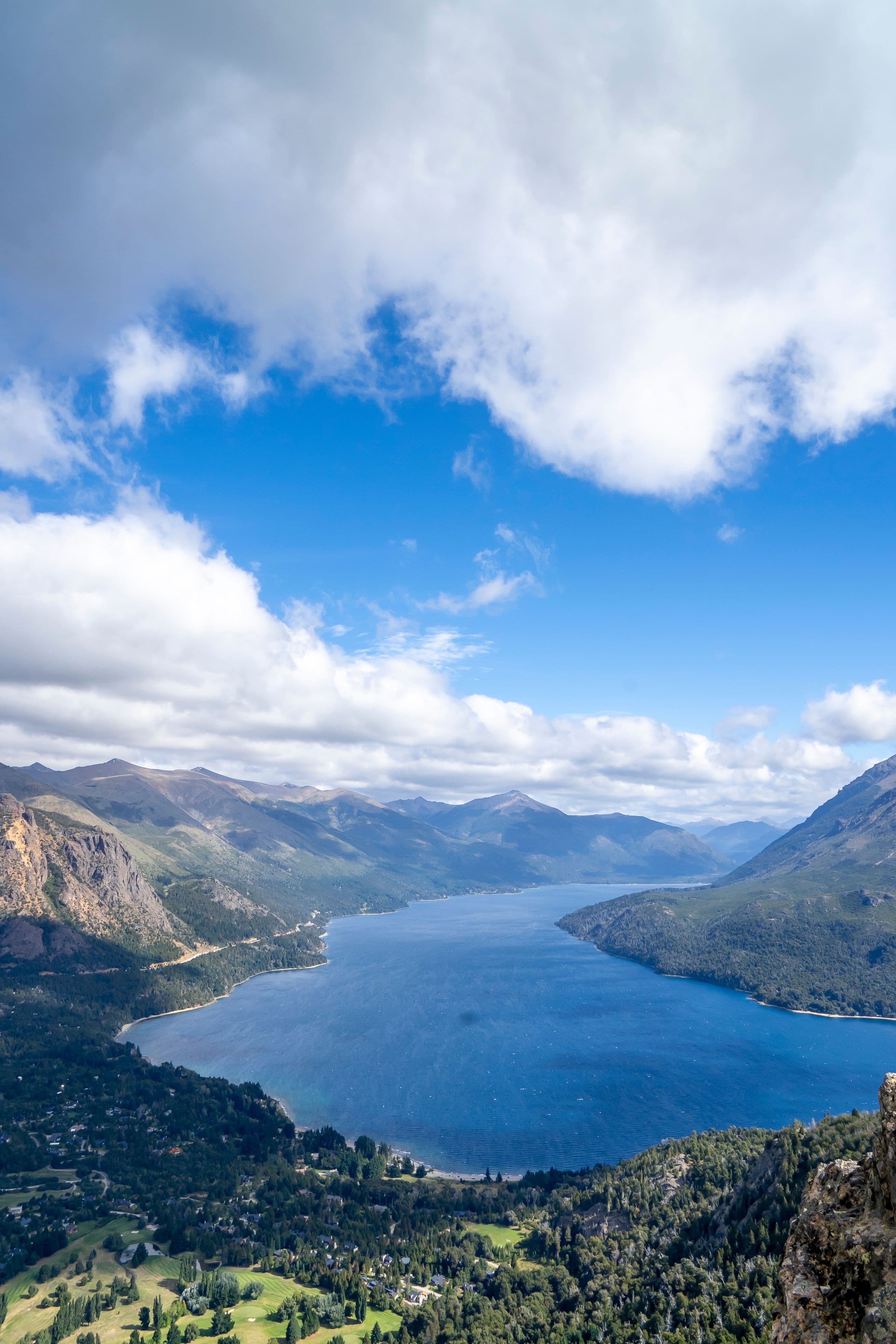 El lago y las montañas de la Patagonia